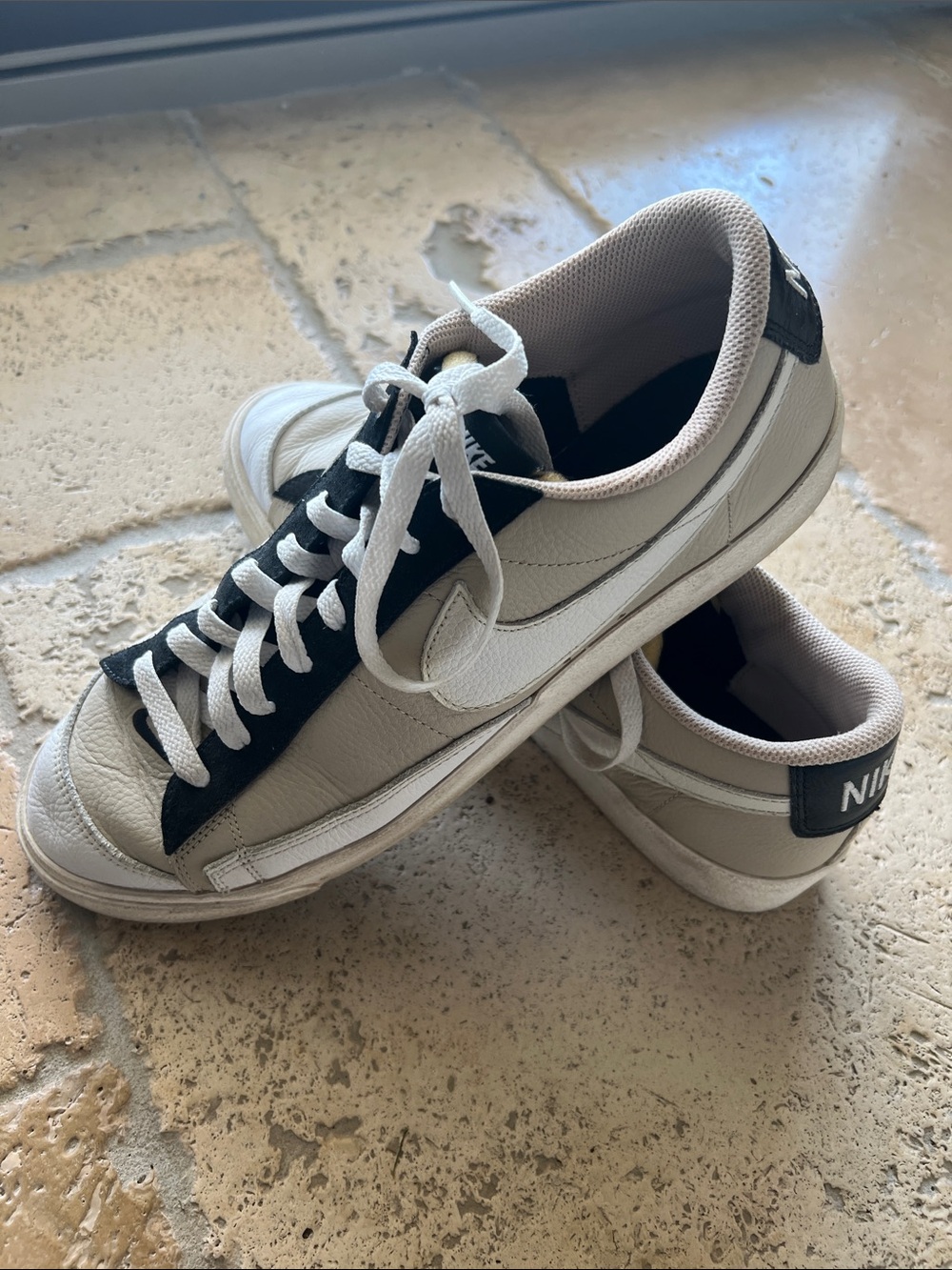 Nike Men’s Black and White Low-Top Sneakers with Contrast Panels